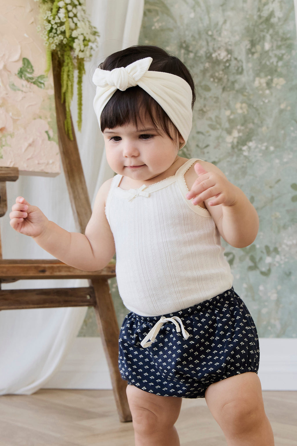 Bloomer classique en coton biologique bleu marine à motif floral vintage avec détails à volants