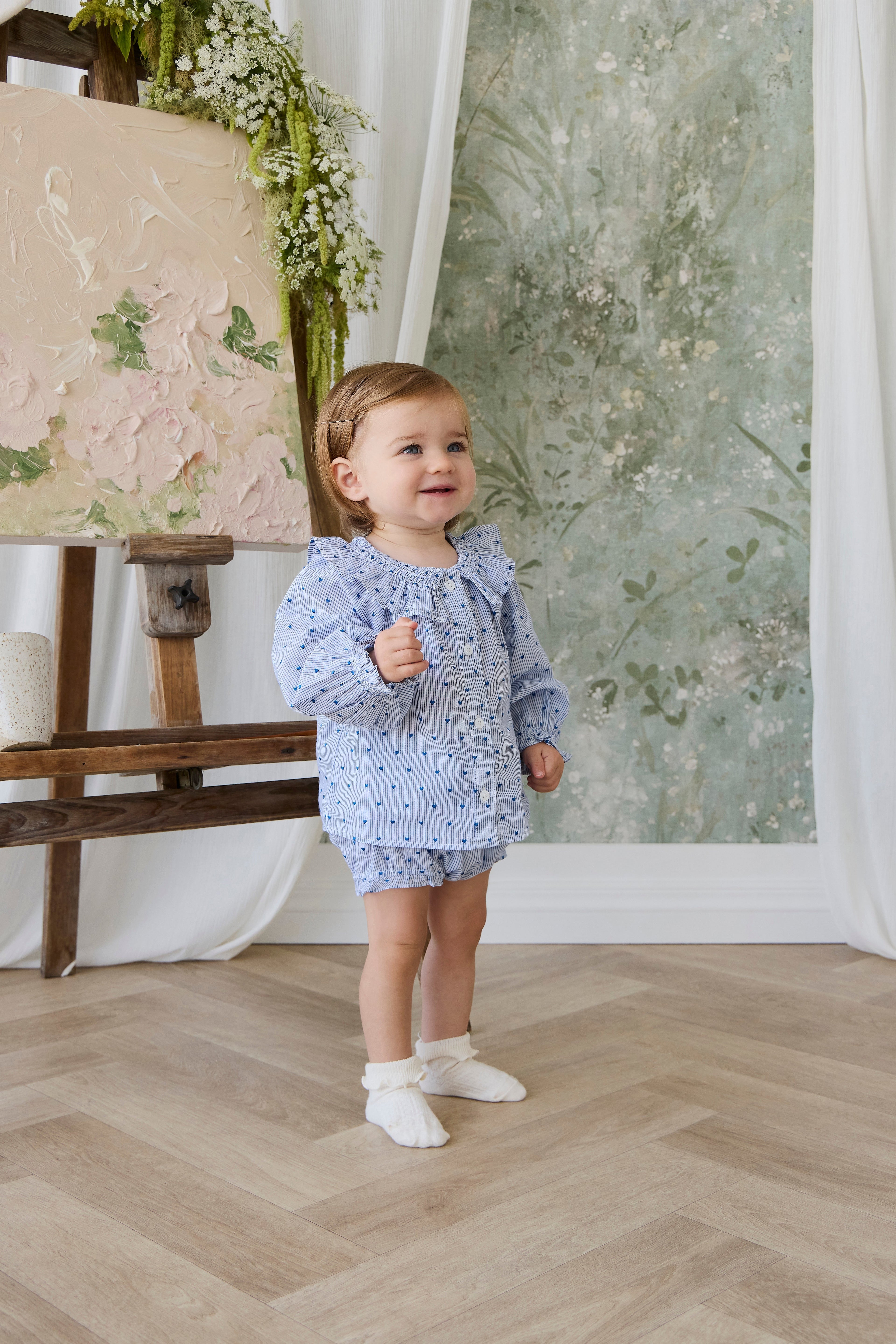 Bloomer à volants en coton biologique à rayures bleues et imprimé floral, avec nœud à la taille