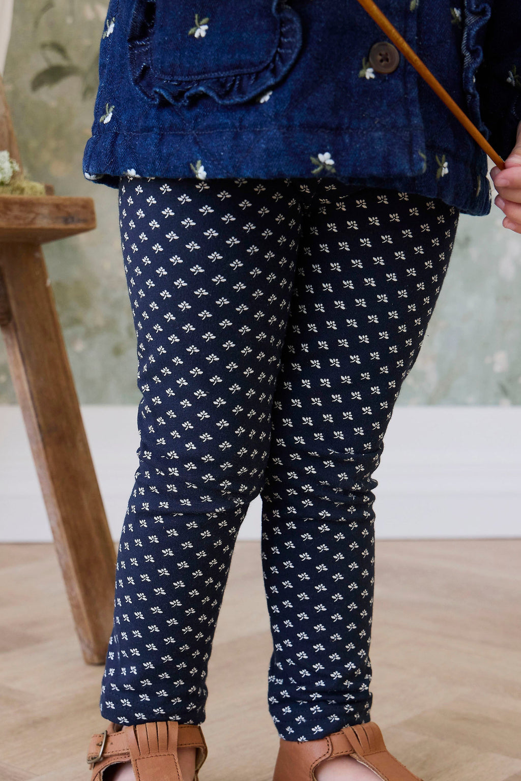 Legging en coton biologique bleu marine à fleurs, décontracté et légèrement extensible