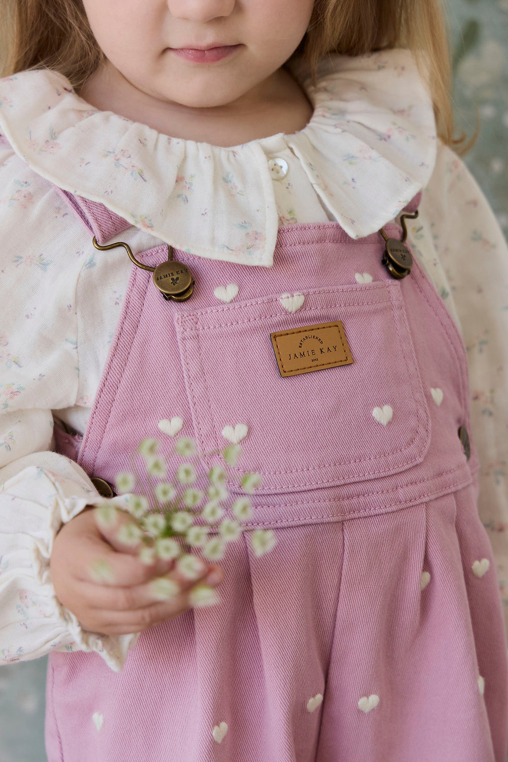 Salopette en coton et élasthanne rose vif avec bretelles réglables et poche kangouruli