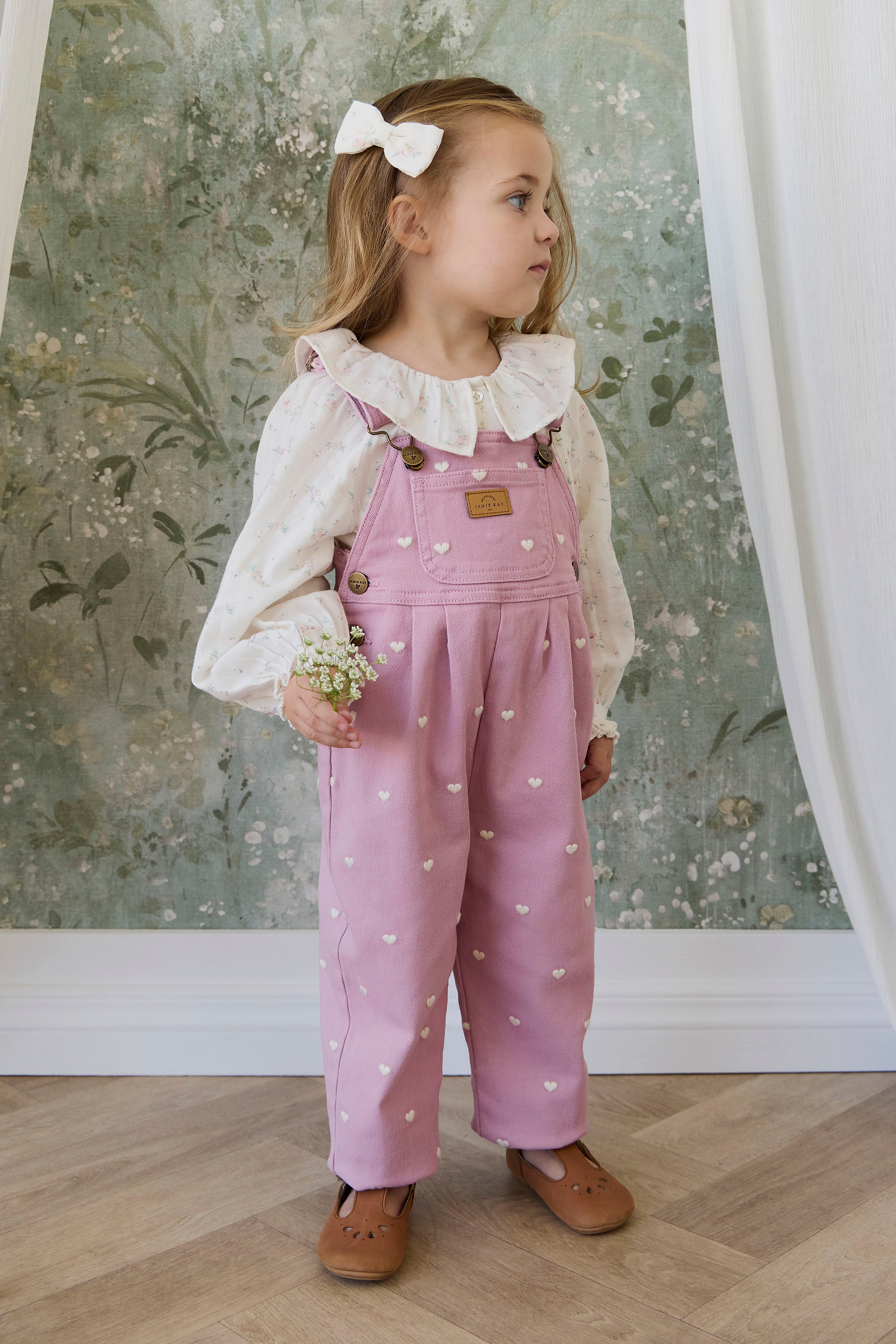 Salopette en coton et élasthanne rose vif avec bretelles réglables et poche kangouruli