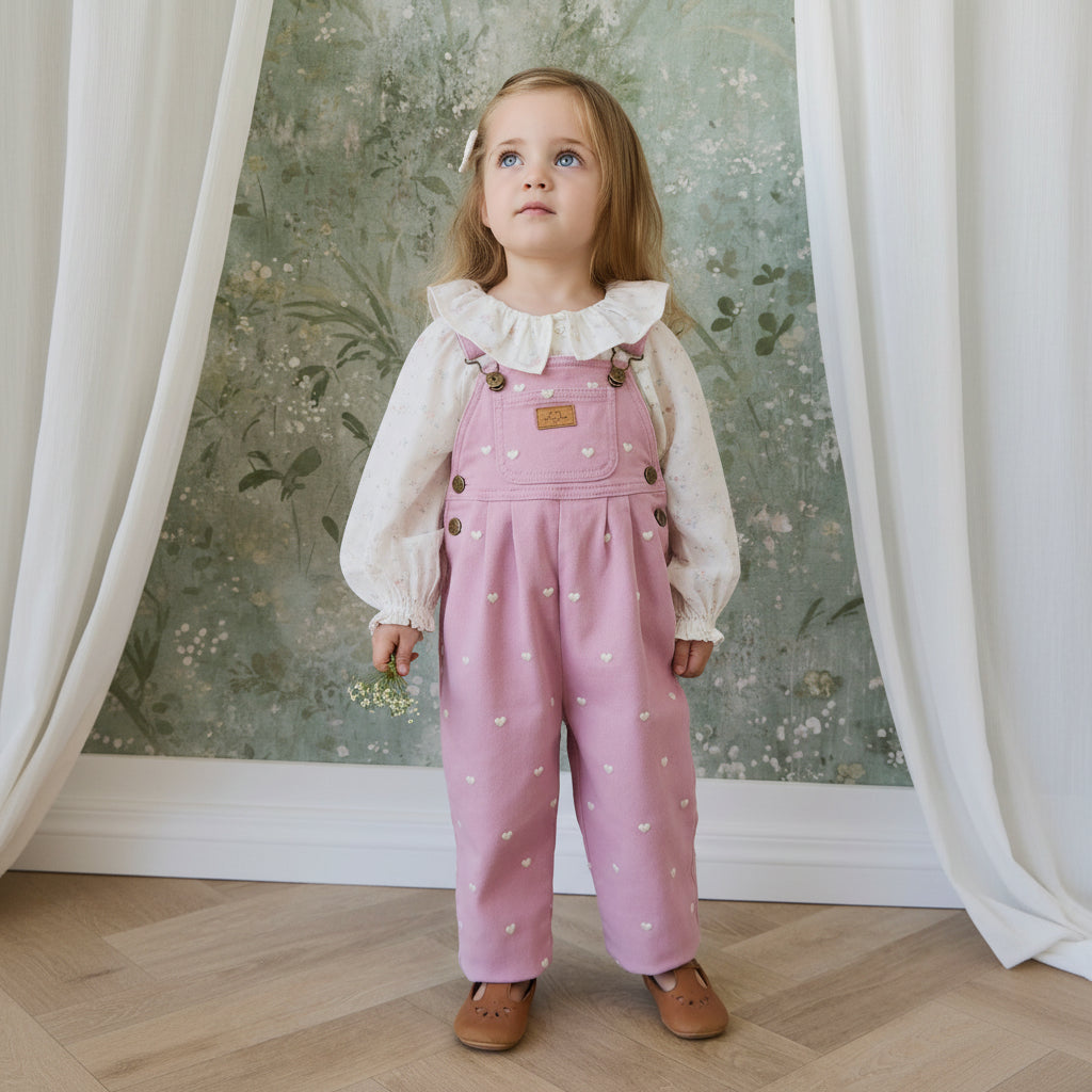 Salopette en coton et élasthanne rose vif avec bretelles réglables et poche kangouruli