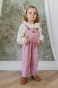 Salopette en coton et élasthanne rose vif avec bretelles réglables et poche kangouruli