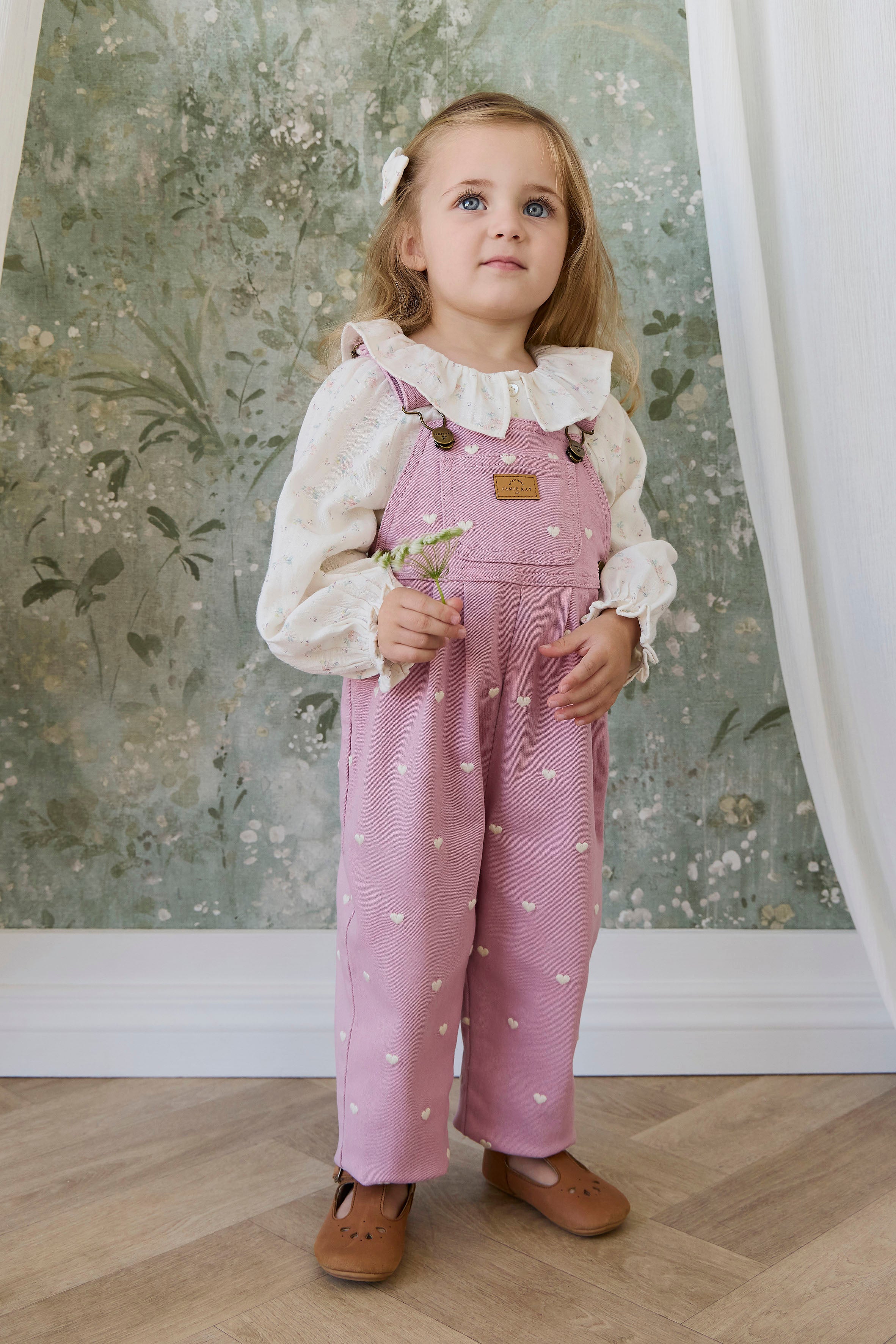 Salopette en coton et élasthanne rose vif avec bretelles réglables et poche kangouruli