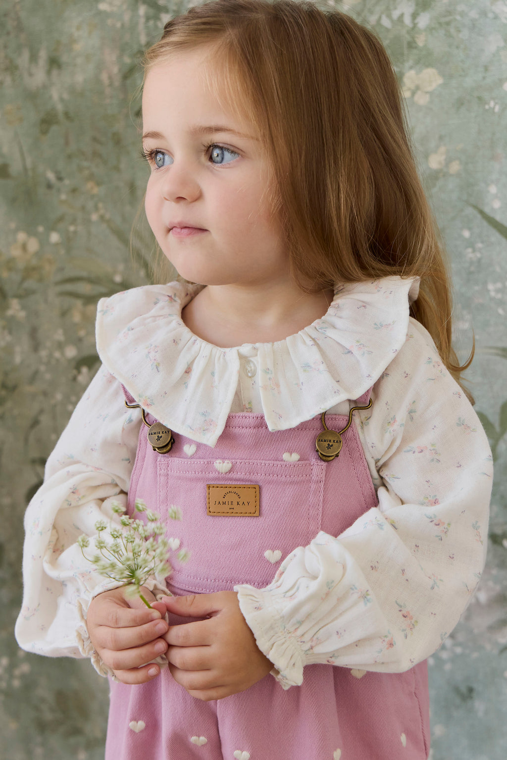 Salopette en coton et élasthanne rose vif avec bretelles réglables et poche kangouruli