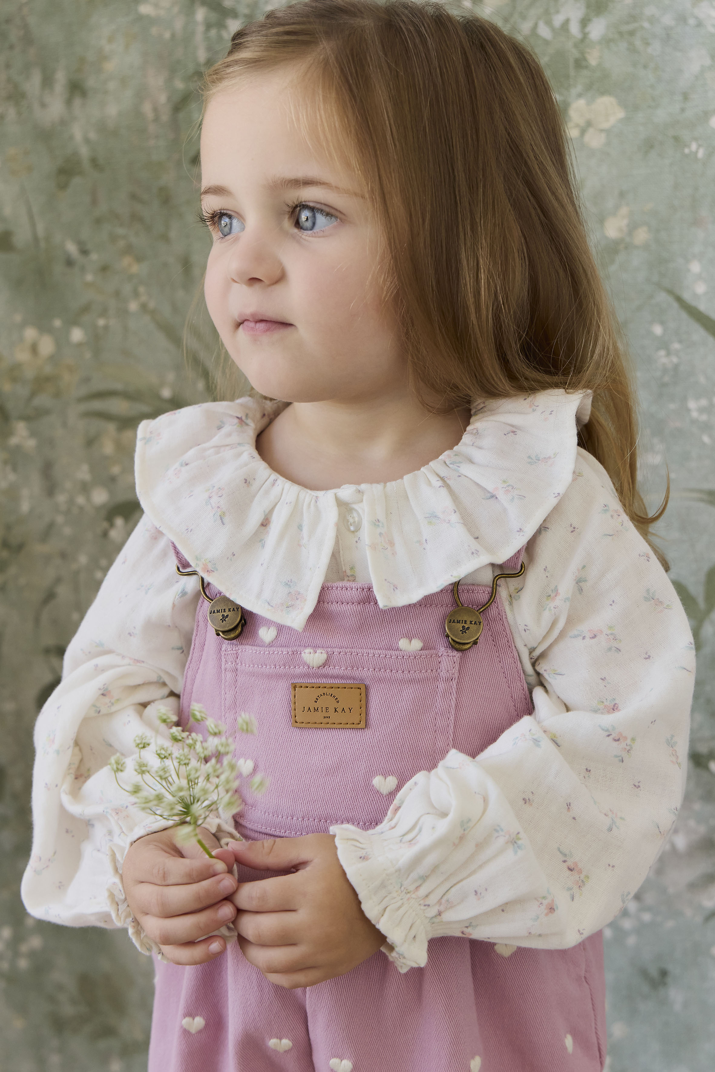Salopette en coton et élasthanne rose vif avec bretelles réglables et poche kangouruli