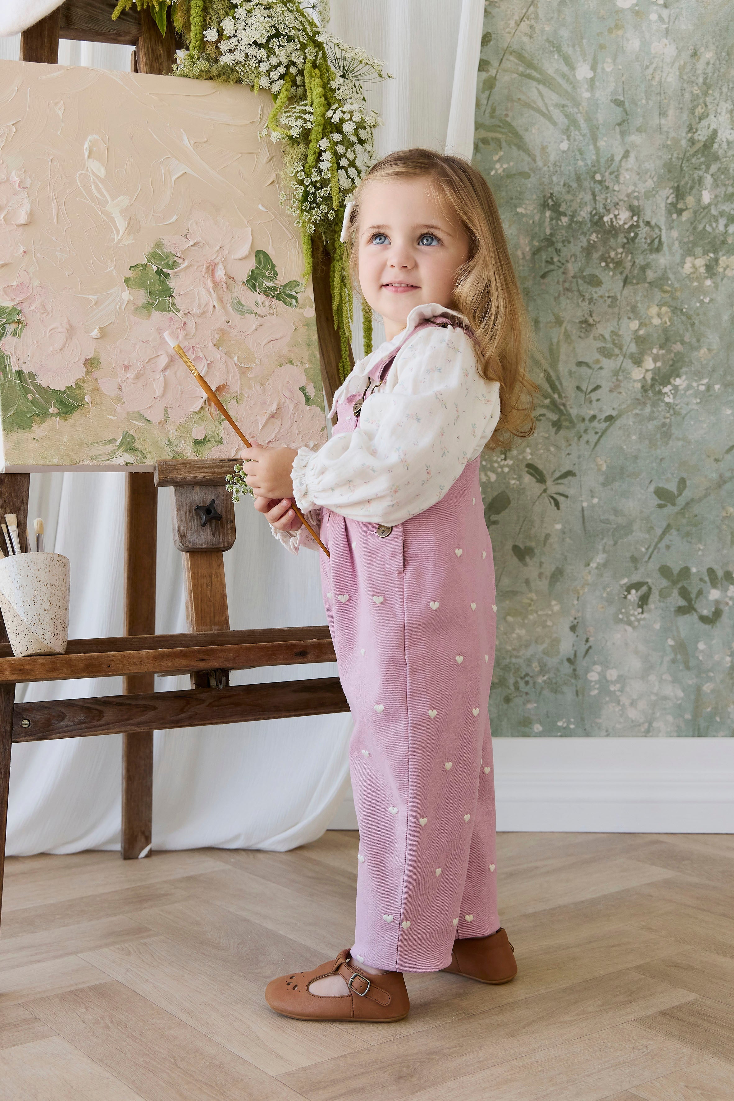 Salopette en coton et élasthanne rose vif avec bretelles réglables et poche kangouruli