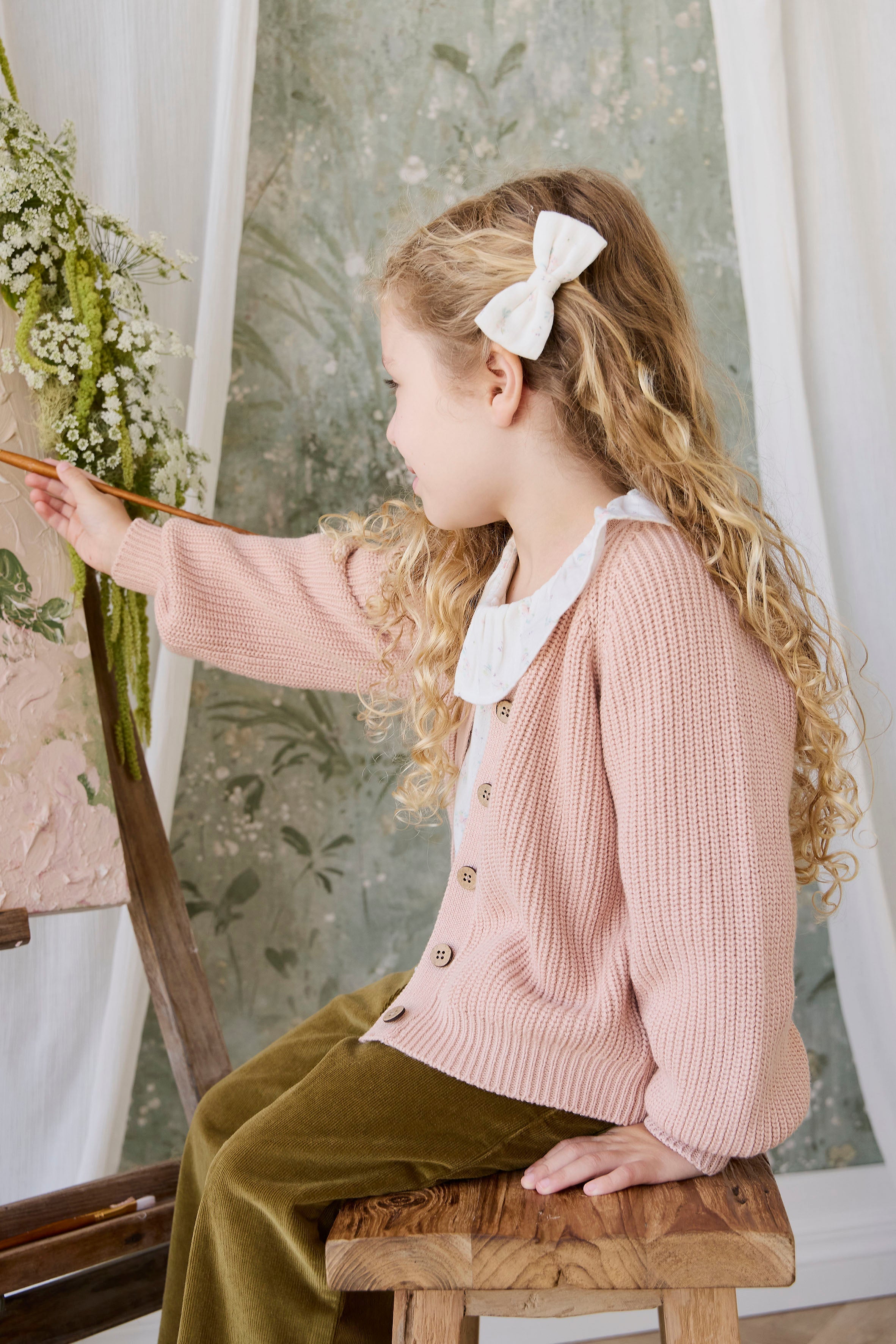 Cardigan classique en coton Rose Mist avec col en V et fermeture boutonnée en noix de coco