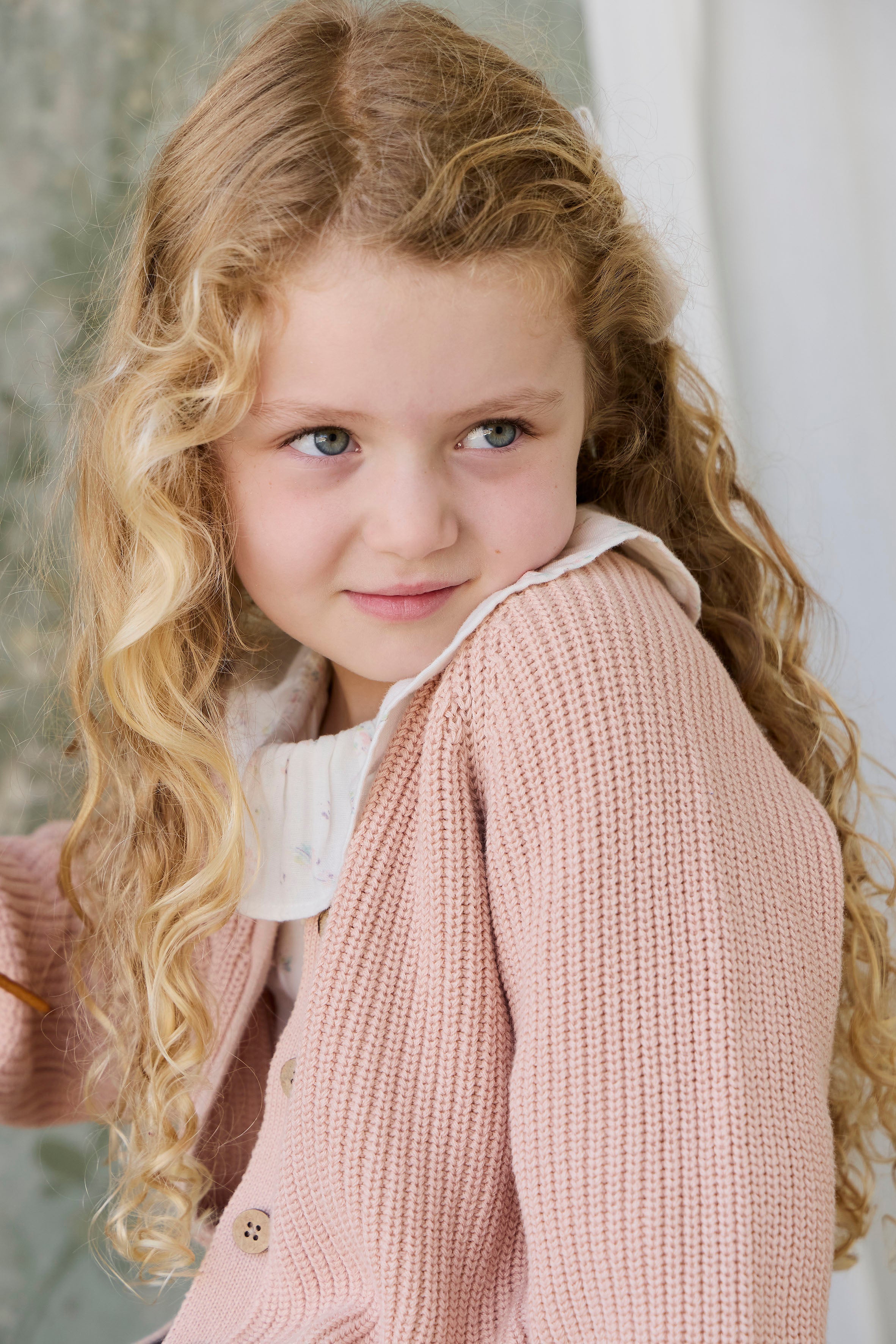 Cardigan classique en coton Rose Mist avec col en V et fermeture boutonnée en noix de coco