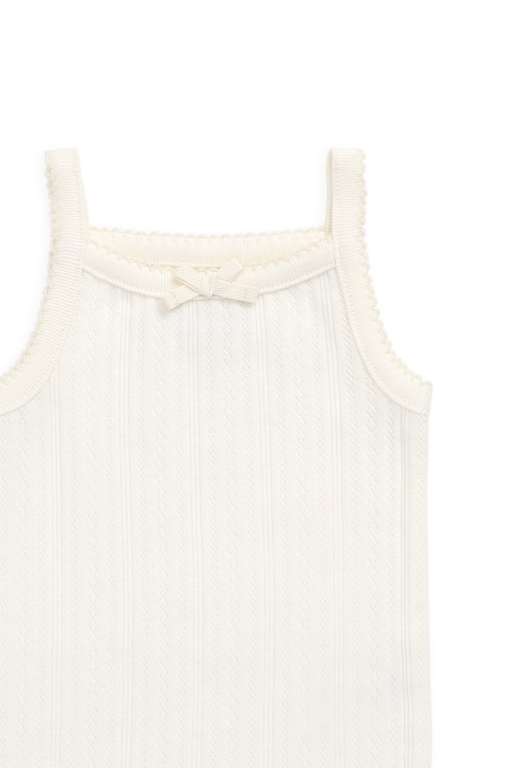 Grenouillère délicate en maille interlock ajourée de coton biologique, coloris parchemin, avec nœud.