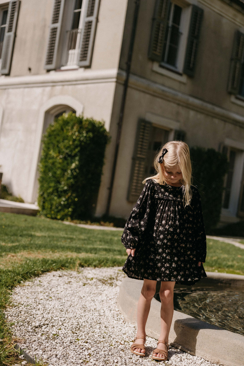 Robe en coton biologique noir à fleurs vintage avec empiècement à volants et manches longues