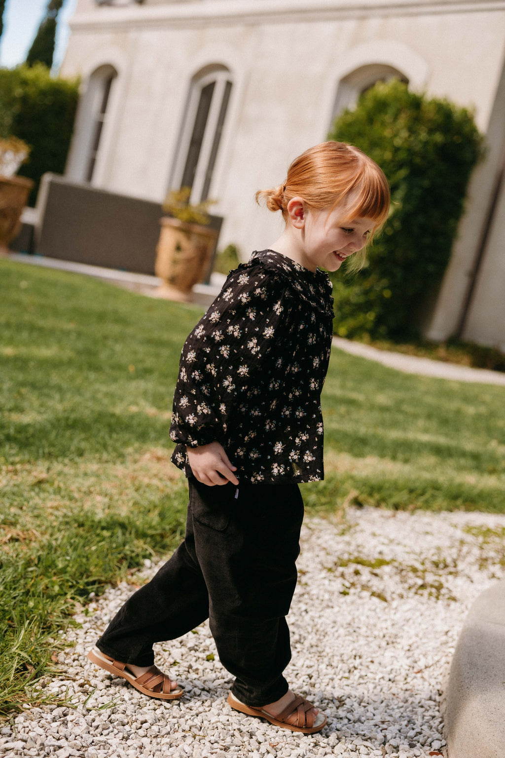 Chemisier vintage en coton bio noir à motif floral avec manches bouffantes et empiècement à volants