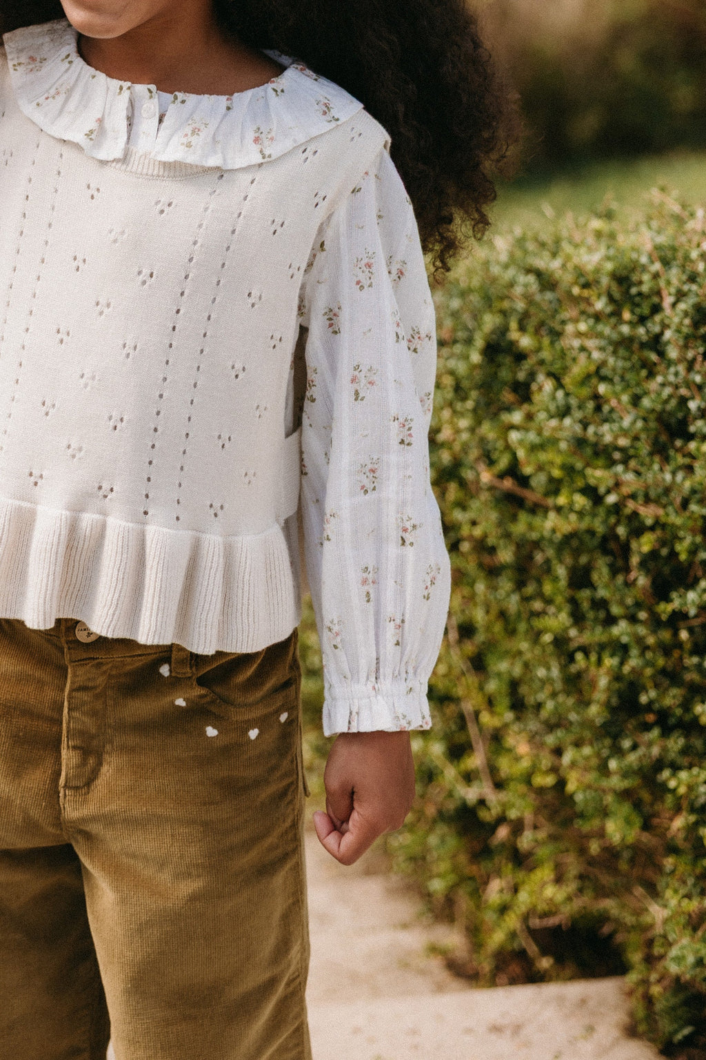 Top en coton bio blanc cassé Heirloom Floral avec encolure à volants et manches longues