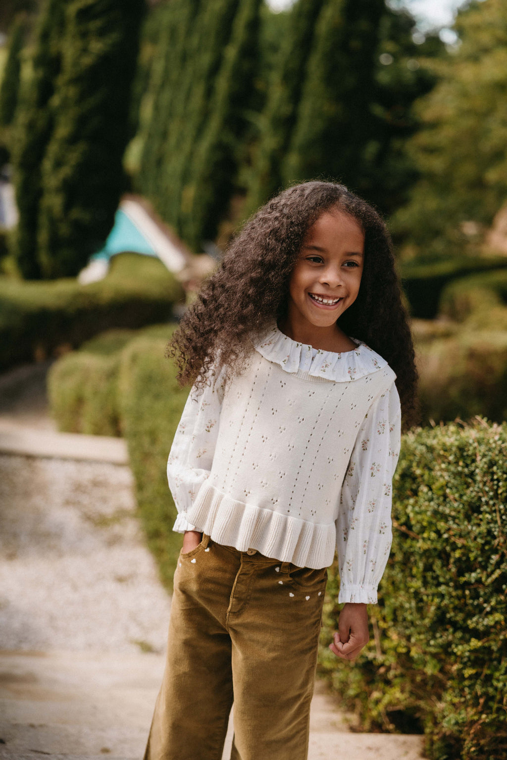 Top en coton bio blanc cassé Heirloom Floral avec encolure à volants et manches longues