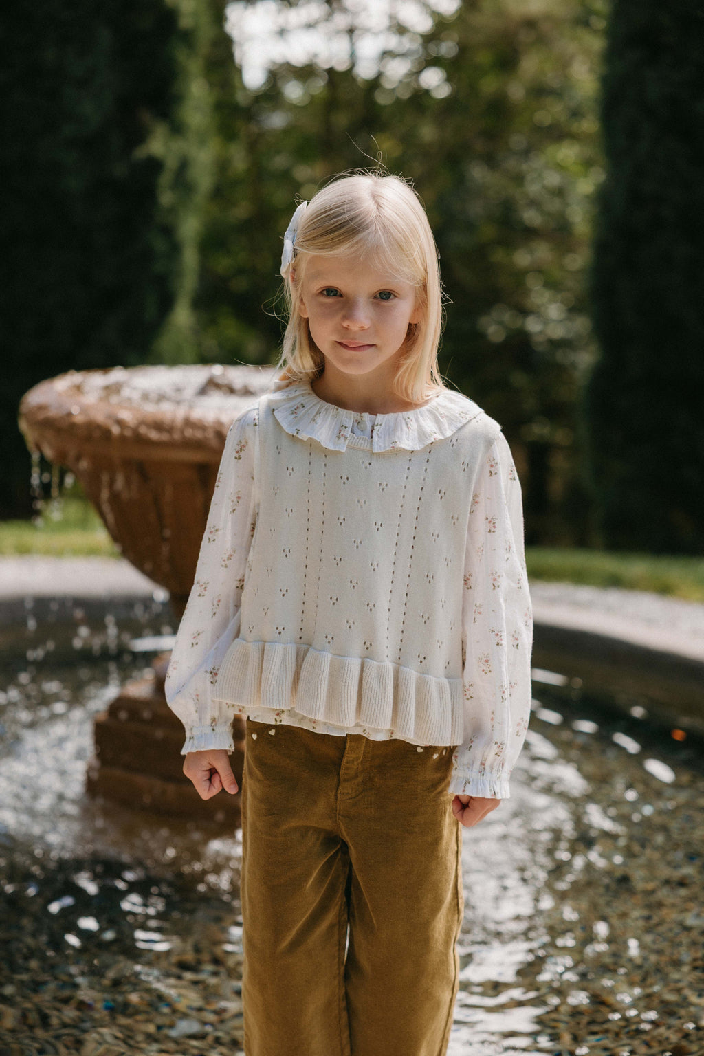 Top en coton bio blanc cassé Heirloom Floral avec encolure à volants et manches longues