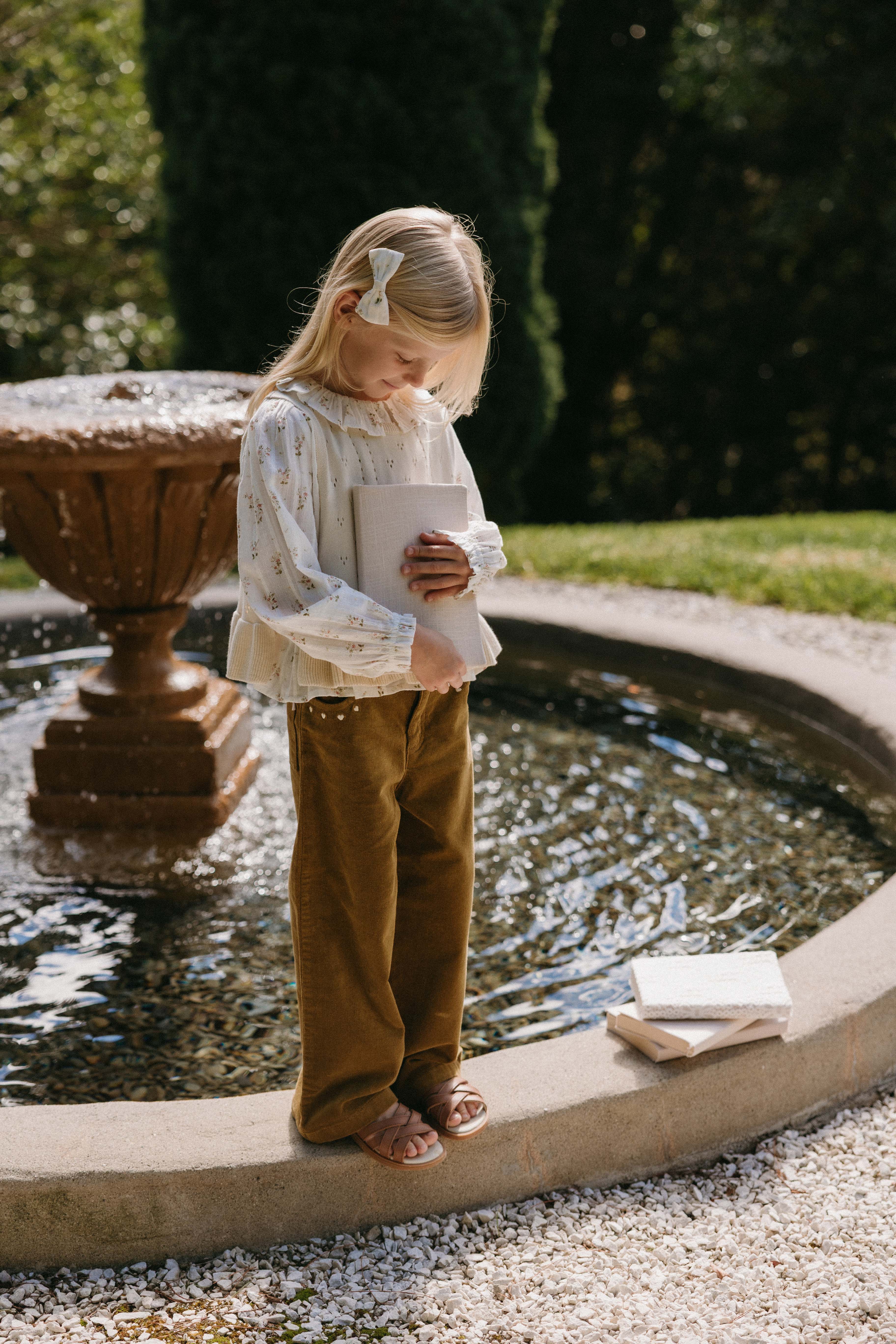 Top en coton bio blanc cassé Heirloom Floral avec encolure à volants et manches longues