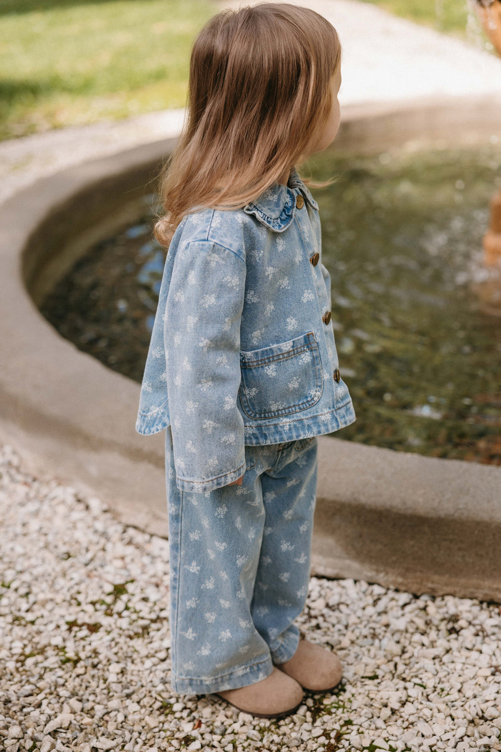 Veste en jean bleu vintage à motif floral, col rond et poches plaquées