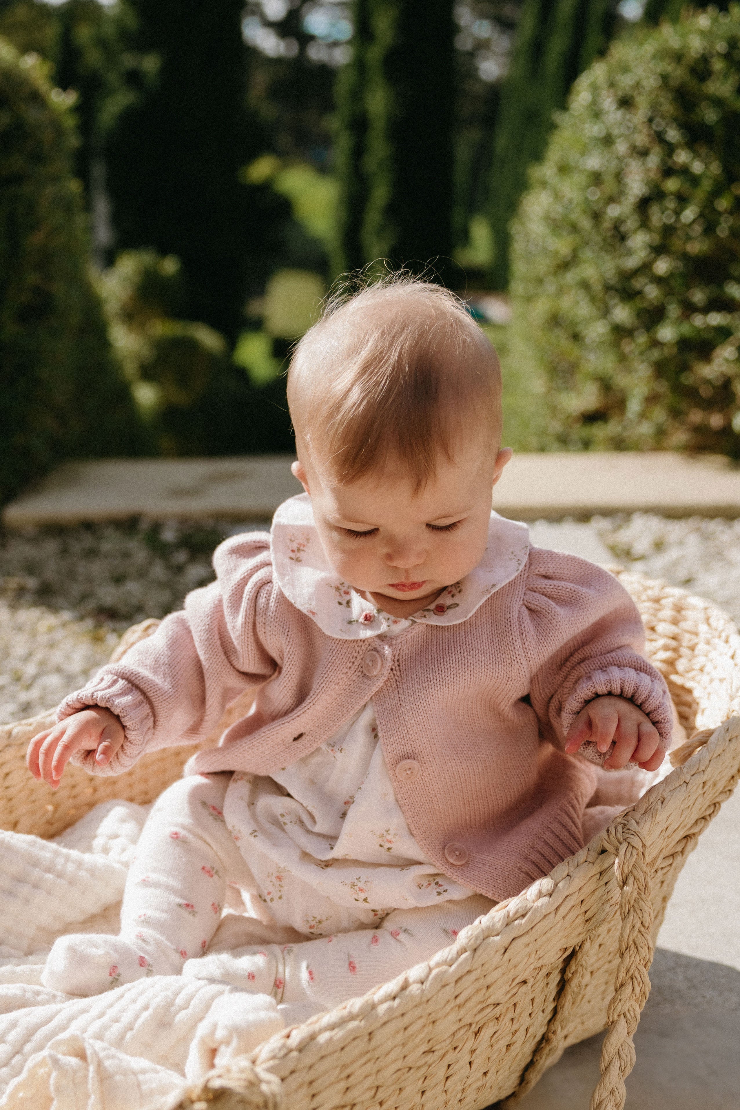 Gilet en coton tricoté rose chiné, col rond et manches bouffantes