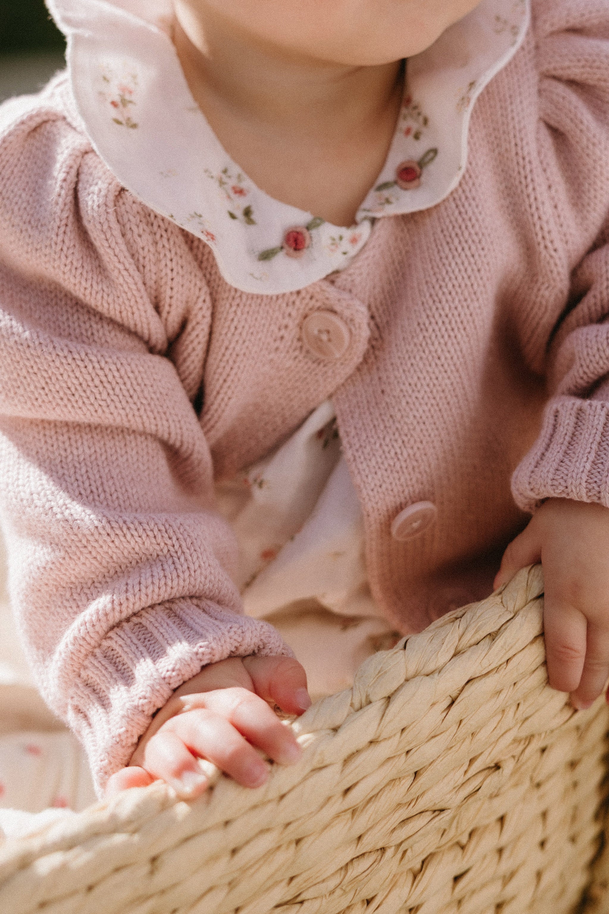 Gilet en coton tricoté rose chiné, col rond et manches bouffantes