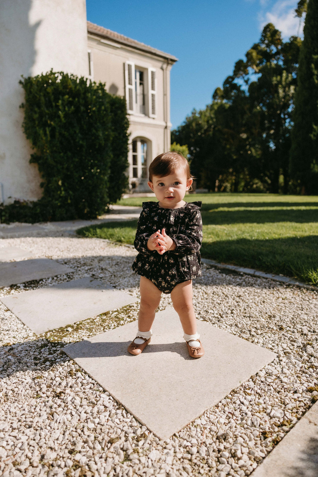 Grenouillère bébé manches longues en coton biologique noir à imprimé floral vintage avec boutons-pression