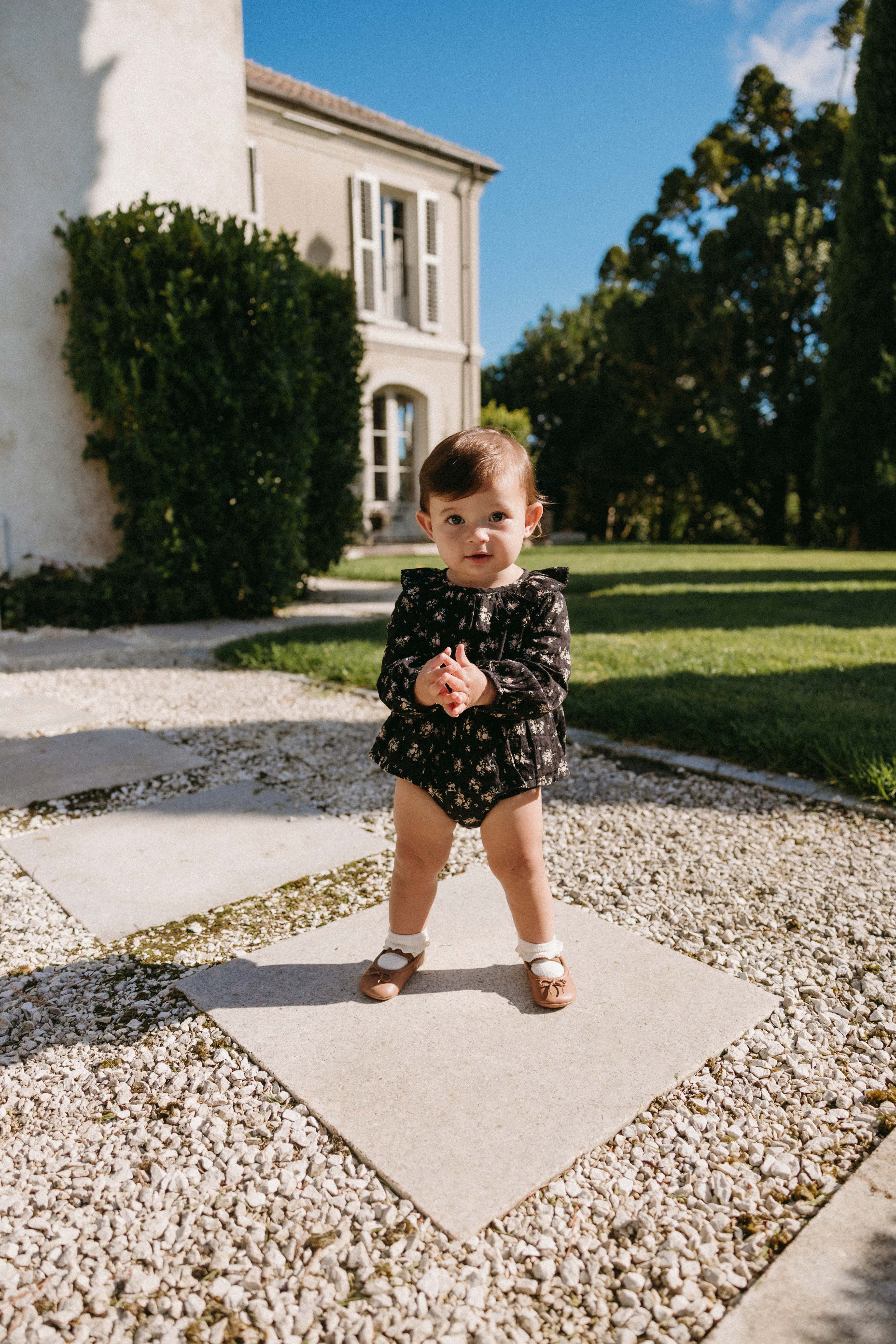 Grenouillère bébé manches longues en coton biologique noir à imprimé floral vintage avec boutons-pression