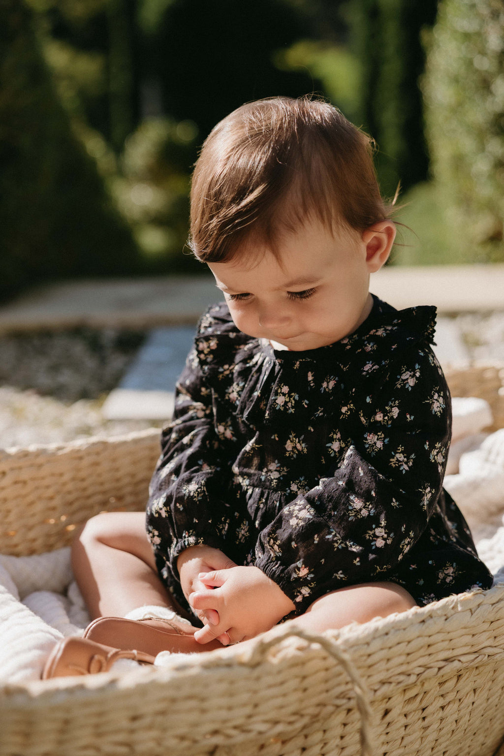 Grenouillère bébé manches longues en coton biologique noir à imprimé floral vintage avec boutons-pression
