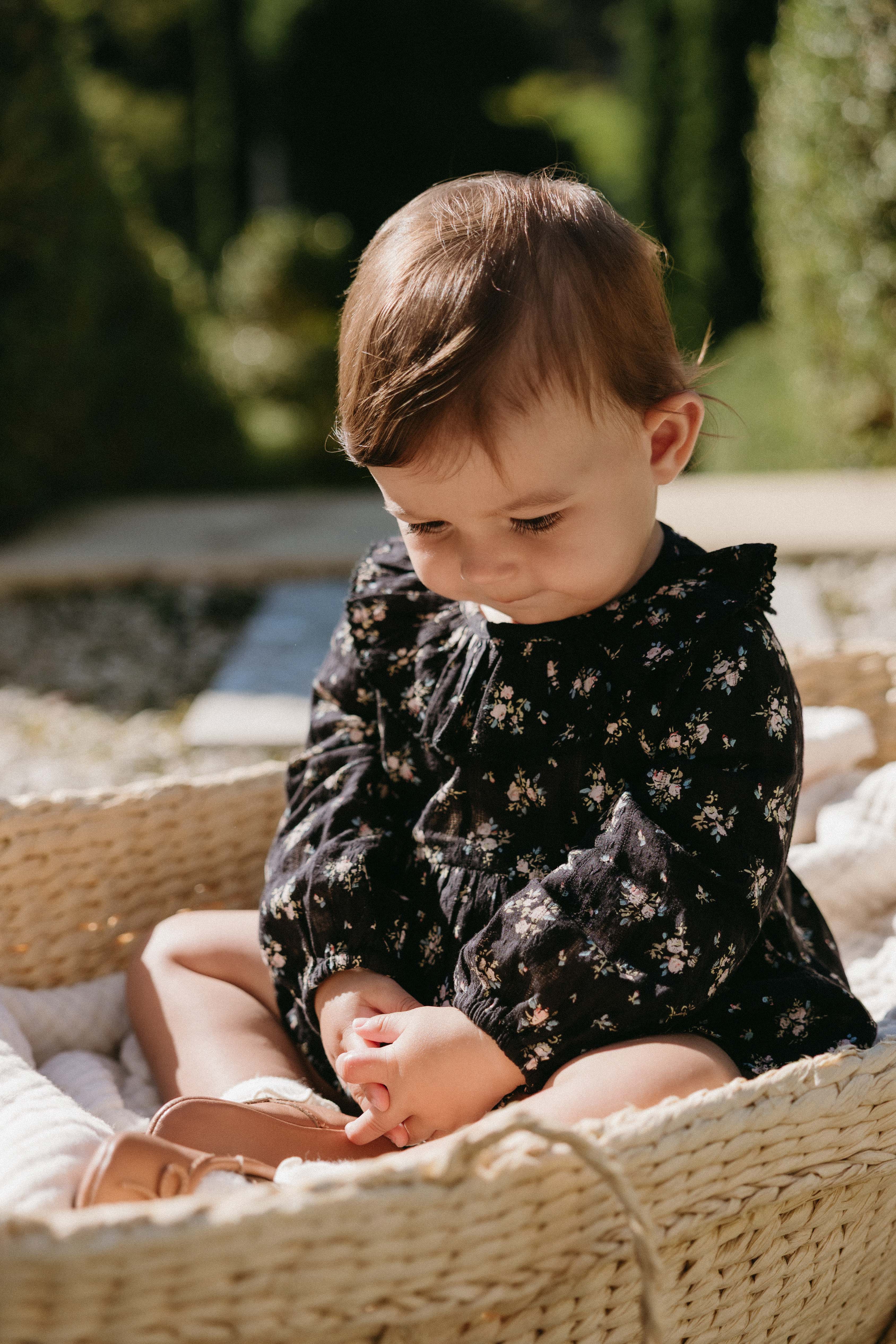 Grenouillère bébé manches longues en coton biologique noir à imprimé floral vintage avec boutons-pression