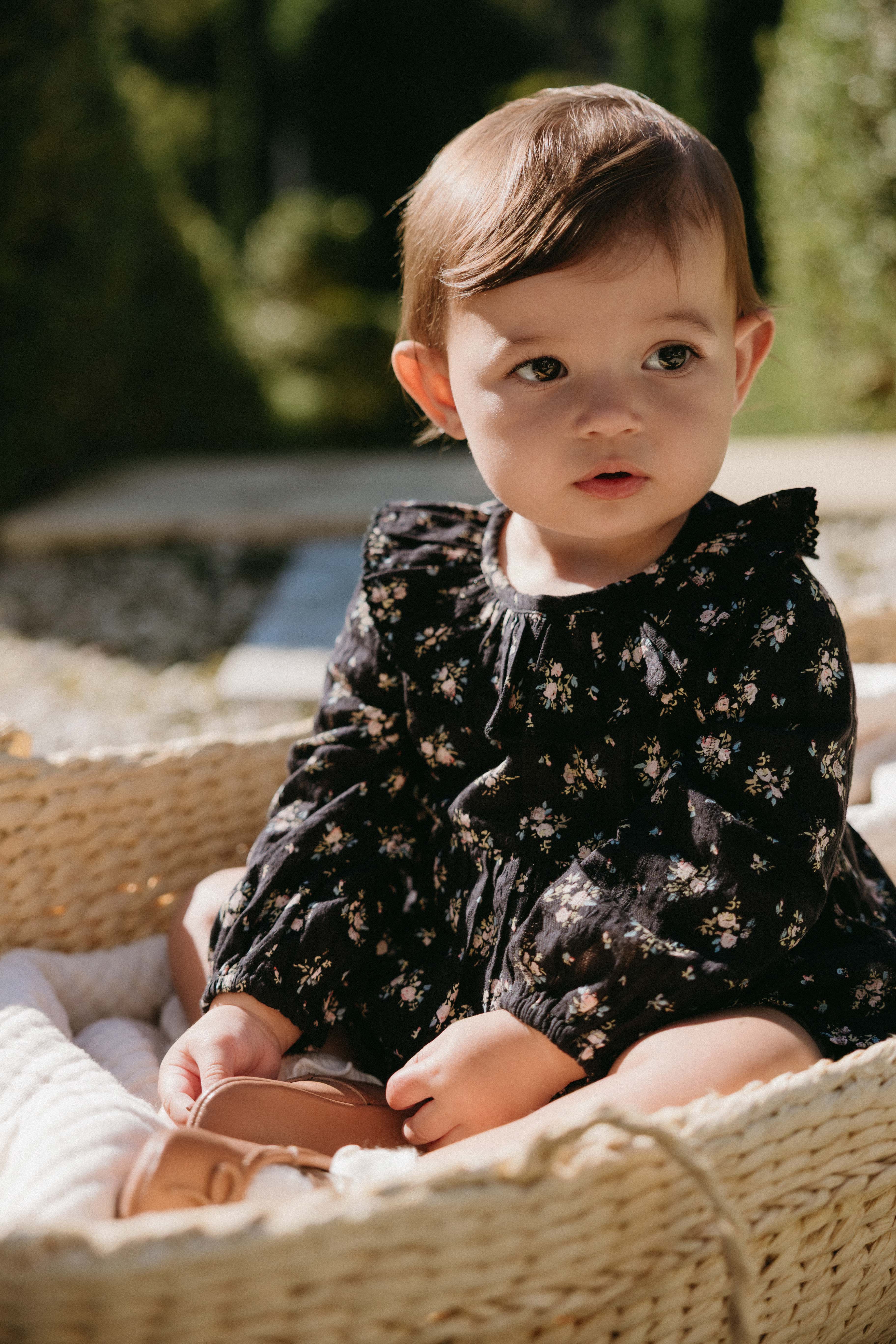 Grenouillère bébé manches longues en coton biologique noir à imprimé floral vintage avec boutons-pression
