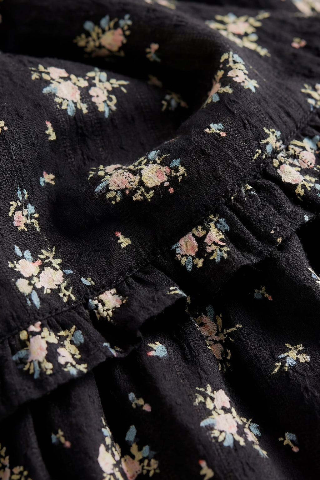 Combinaison noire en coton bio à imprimé floral vintage avec buste smocké et jambes larges