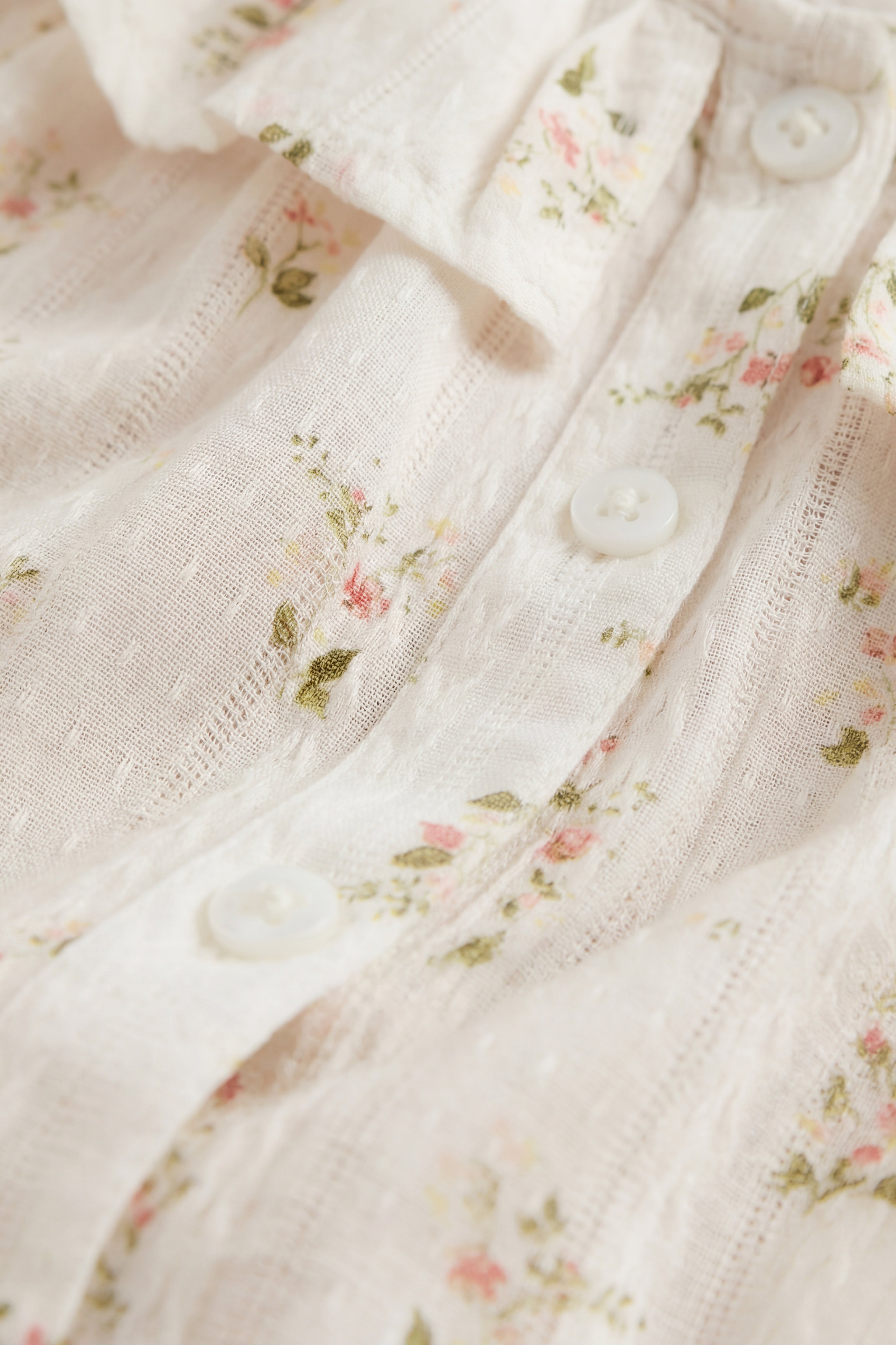 Top en coton bio blanc cassé Heirloom Floral avec encolure à volants et manches longues