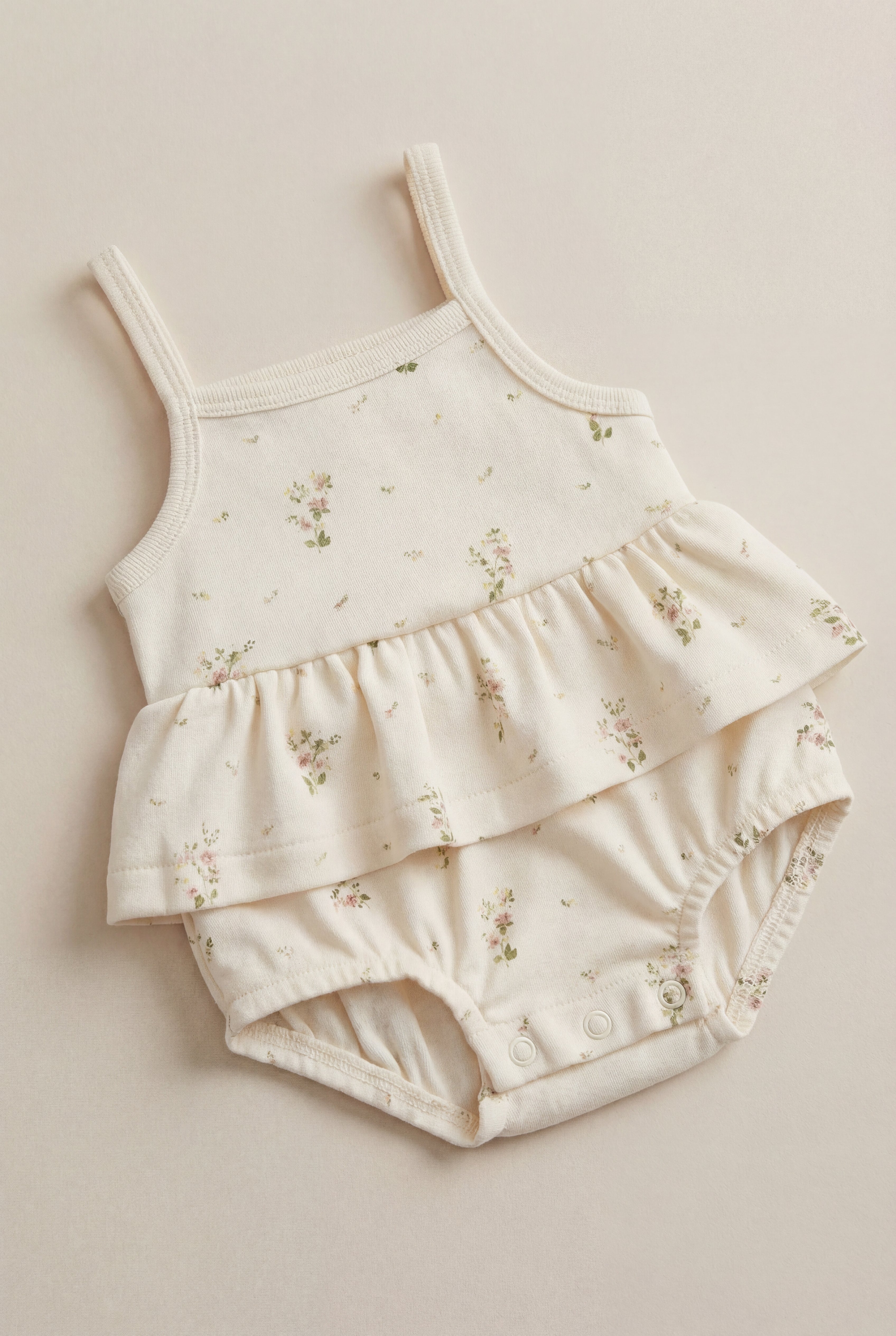 Combinaison-short en coton biologique blanc à imprimé floral vintage avec ourlet péplum et fermeture à bouton-pression