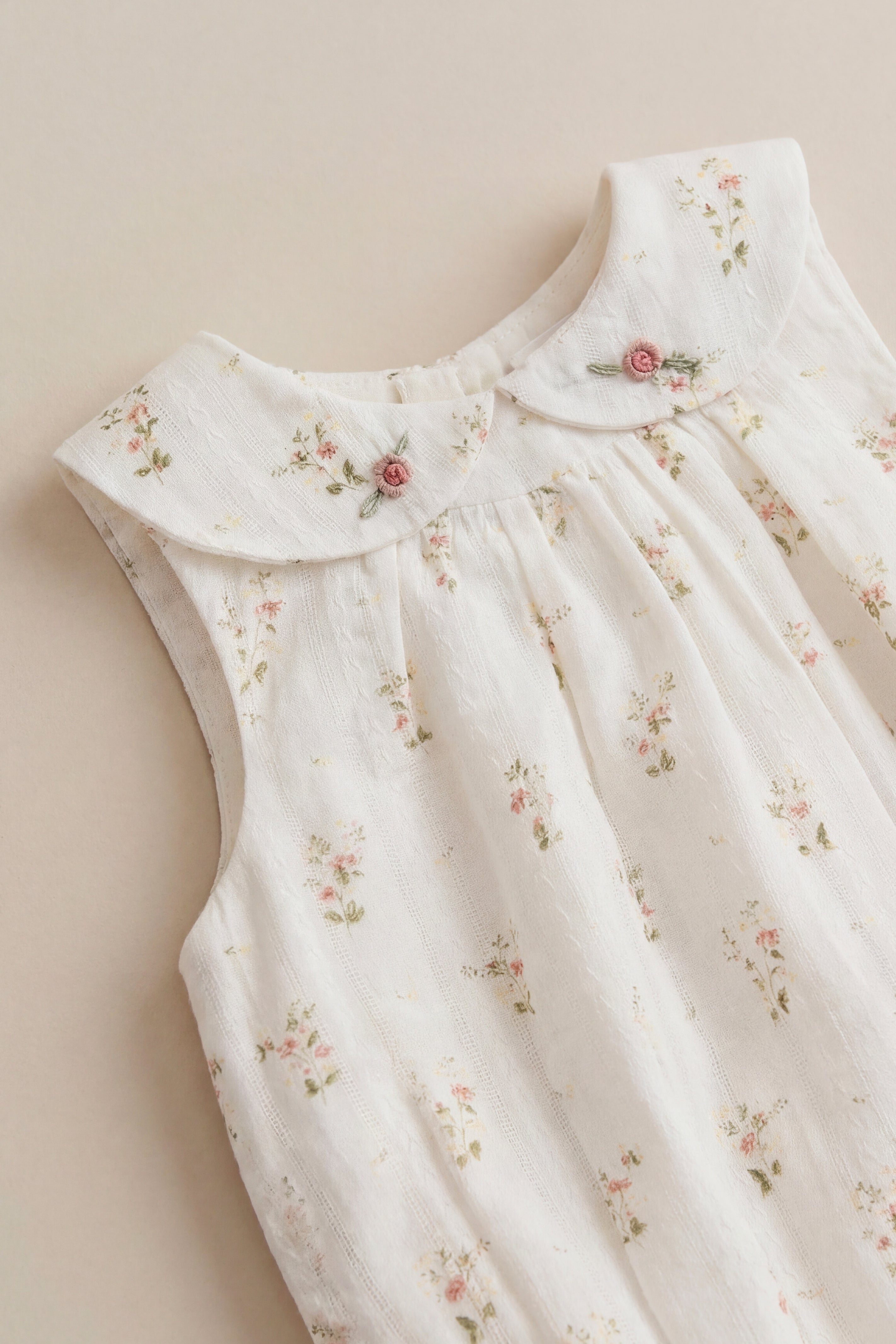Barboteuse vintage en coton bio blanc à imprimé floral, col Claudine et jambes élastiquées