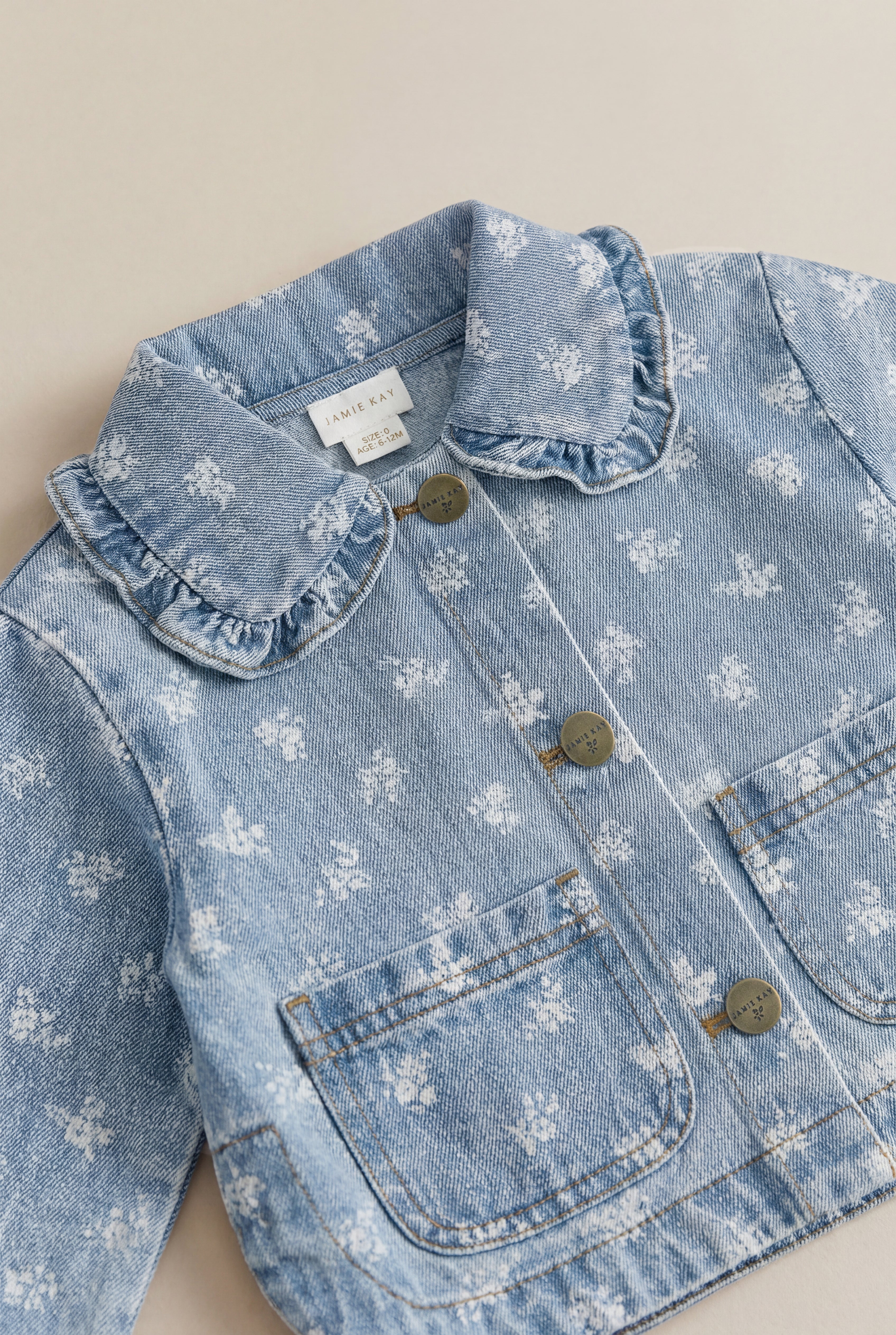 Veste en jean bleu vintage à motif floral, col rond et poches plaquées